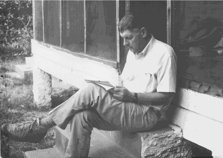 Agosto de Professor Potter, sentado à frente do “Clube Baía”, ilha Mutum (Rio Paraná) em uma tarde de 1987. O GEMA estava nascendo. Potter.png